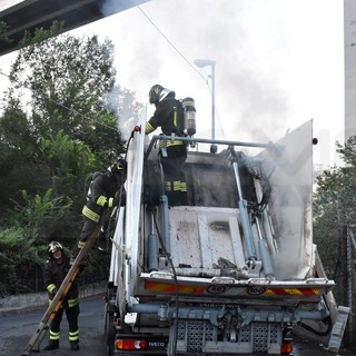 Sanremo: razzi di segnalazione buttati nel cassonetto, camion di Amaie Energia prende fuoco (Foto e Video)