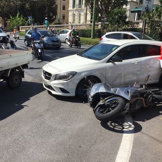 Sanremo: svolta vietata in piazza Cesare Battisti, ancora un incidente sull'incrocio dall'ex stazione