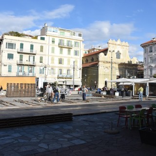 Sanremo: iniziato questa mattina il lavoro di costruzione della pista di pattinaggio in piazza Colombo (Foto)