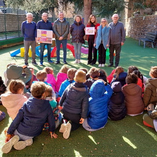 Taggia: incontro degli alunni della scuola dell'infanzia con la 'Cumpagnia Armasca' (Foto)