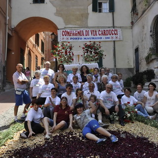 Dieci milioni di petali freschi e secchi per l'infiorata del Corpus Domini di via Carducci ad Imperia