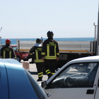 Sanremo: fuoriuscita di gasolio da un camioncino parcheggiato, intervento dei Vigili del Fuoco