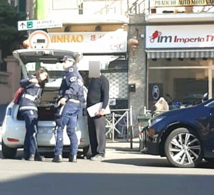 Sanremo: simula un incidente gettandosi sul cofano di un'auto in transito, incredibile episodio a rondò Garibaldi