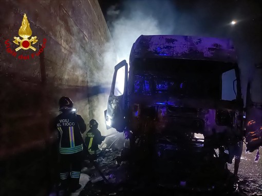 Sanremo: Tir a fuoco nella notte sulla A10 Genova-Ventimiglia, autostrada riaperta al traffico stamattina alle 7 (Foto)