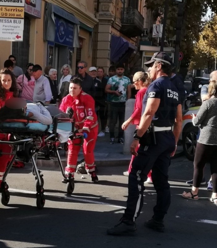 Sanremo: scontro tra auto e moto a rondò Garibaldi, giovane trasportata in ospedale e traffico in tilt (Foto)