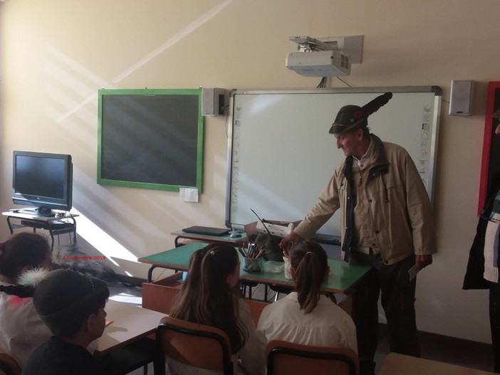 Cipressa: in occasione della ricorrenza del 4 novembre, gli alunni della Primaria incontrano un Alpino (Foto)