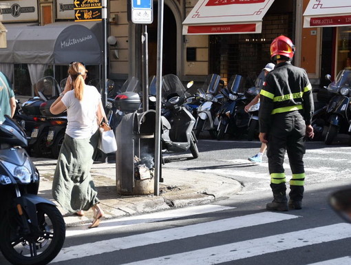 Sanremo: mozzicone di sigaretta provoca un incendio in un cestino in via Roma, intervento dei Vigili del Fuoco (Foto)