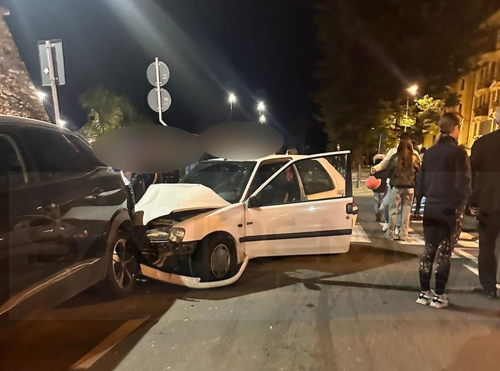 Sanremo: perde il controllo dell'auto nella zona di Santa Tecla, auto semidistrutta (Foto)