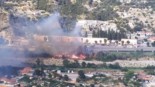 Ventimiglia: vasto incendio sul greto del Roya, fumo in buona parte della città (Foto e Video)