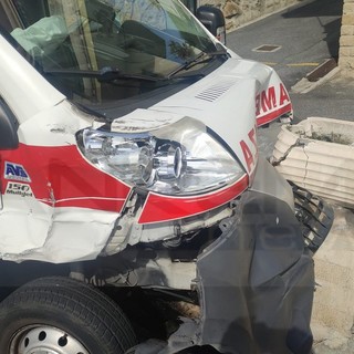 Sanremo: ambulanza della Croce Rossa contro un muretto in corso Marconi, due feriti lievi (Foto)