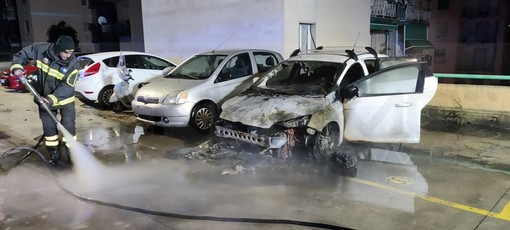 Sanremo: auto a fuoco ieri sera in via Galileo Galilei, il mezzo è del segretario della Cgil Fulvio Fellegara (Foto)