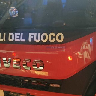 Bordighera: cassonetti dell'immondizia a fuoco stanotte vicino alla stazione, intervento dei Vigili del Fuoco