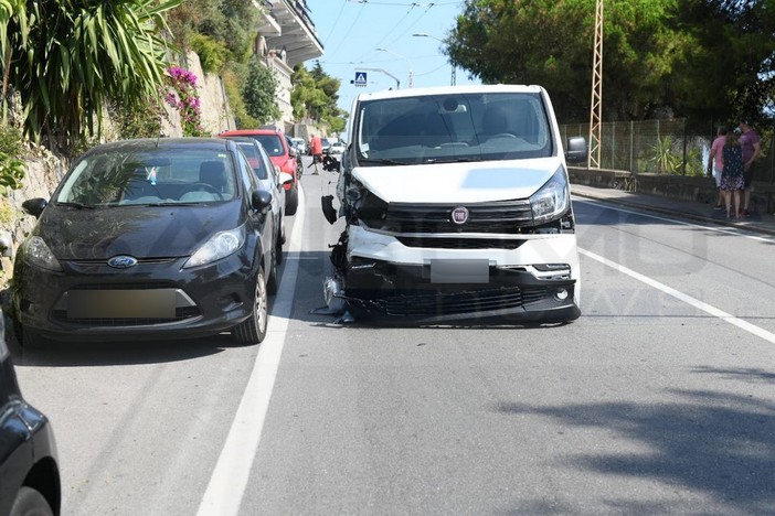 Doppio incidente in pochi minuti: scontro tra due auto a Ospedaletti e caduta da uno scooter a Bordighera (Foto)