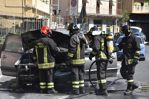 Sanremo: auto a fuoco per un surriscaldamento sul piazzale del Borgo, era appena arrivata (Foto e Video)