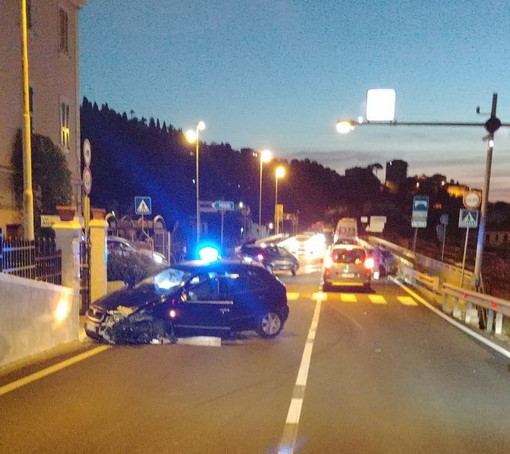 Imperia: incidente stamattina all'alba sull'Aurelia al Prino, mezzi distrutti ma nessun ferito (Foto)