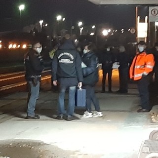 Gruppo di curdi diretto al confine di Ventimiglia travolto da un treno nel savonese: due morti (Foto e Video)