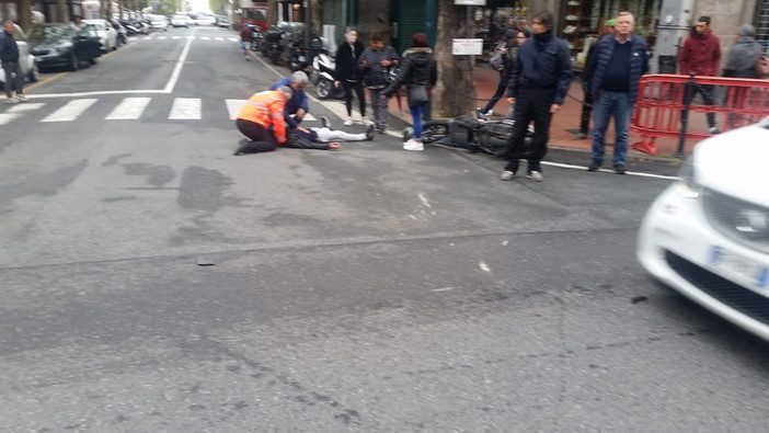 Ventimiglia: scontro tra due scooter in via Cavour, centauri lievemente feriti e portati in ospedale (Foto)