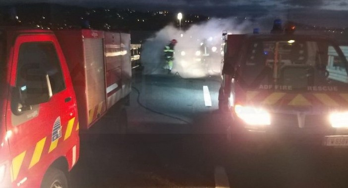 Imperia: prende fuoco un furgone sul viadotto 'Prino' della A10, mobilitazione di soccorsi (Foto)