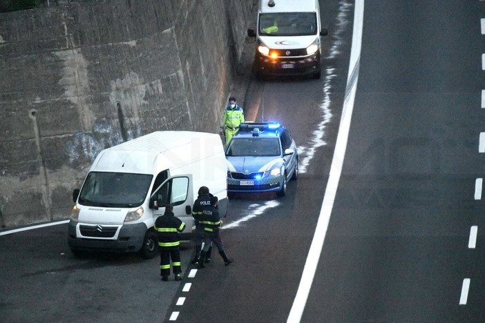 Sanremo: fumo dal motore di un furgone, danni limitati e nessun ferito sull'Autostrada dei Fiori (Foto)