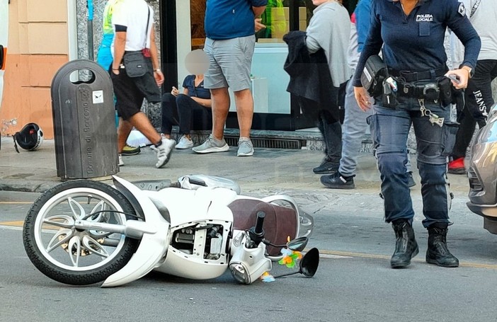 Sanremo: incidente stradale in via Roma, 33enne lievemente ferita cadendo dallo scooter (Foto)
