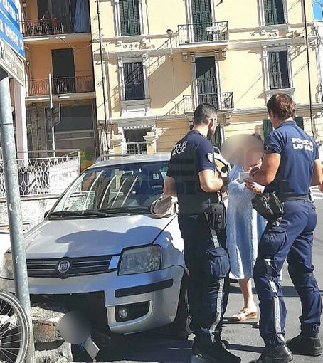 Sanremo: perde il controllo dell'auto e si schianta contro un muretto, 70enne illesa ma sotto shock (Foto)