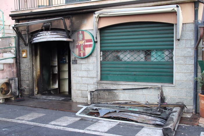 Riva Ligure: un attentato incendiario ha provocato il rogo che ha parzialmente distrutto la Farmacia dell'ex Sindaco Franco Nuvoloni (Foto e Video)