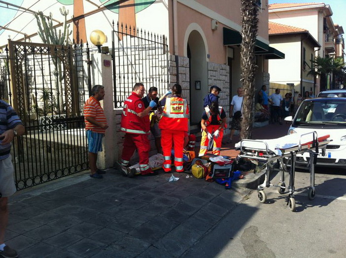 Ventimiglia: lite per futili motivi legati al traffico, belga e tunisino se le suonano in mezzo alla strada e sfondano vetrina