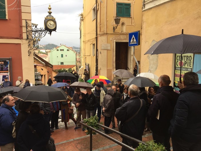 Imperia: inaugurato il restauro dell'orologio di via Cascione finanziato da Sergio Cecchinel &quot;Gesto sentito fortemente&quot; (Foto)