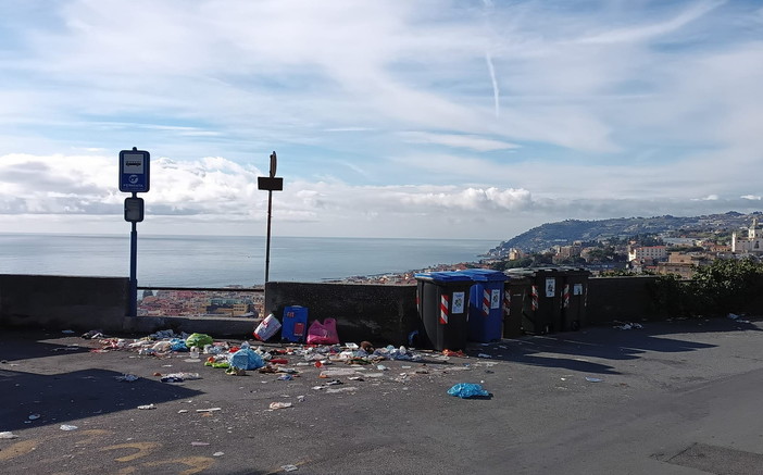 Sanremo: 'Belvedere San Lazzaro' invaso dall'immondizia, la foto e le rimostranze di un lettore
