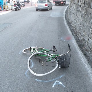 Sanremo: ciclista finisce a terra dopo uno scontro con uno scooter 'pirata', le indagini