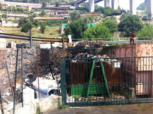 Vallecrosia: incendio alla discarica sulla provinciale, un container completamente distrutto