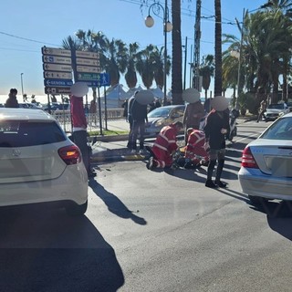 Sanremo: svolta irregolare tra corso Imperatrice e piazza Battisti, scontro auto-scooter (Foto)
