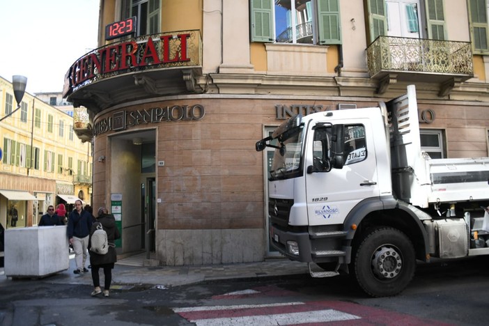 Sanremo: infiltrazioni d'acqua alla banca San Paolo, blackout elettrico e tre ore di chiusura (Foto)