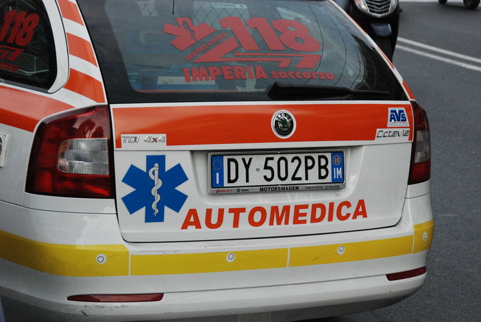 Pontedassio: tamponamento tra due auto sulla Statale 28, due lievi feriti e qualche coda