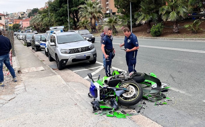 Sanremo: scontro auto-moto all'ingresso dell'Aurelia Bis in via Lamarmora, 35enne ferito (Foto)