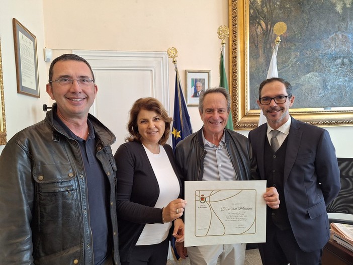 Bordighera: sindaco e amministrazione hanno consegnato una pergamena all'artista Giancarlo Mazzoni