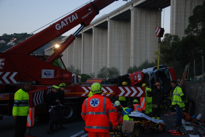 Imperia: camion si ribalta sull'A10 all'ingresso di Imperia Ovest. Svincolo chiuso. Mobilitazione di soccorsi (foto e video)