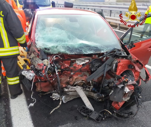 Incidente stradale al confine sull'autostrada: due feriti non gravi e mobilitazione di soccorsi (Foto)