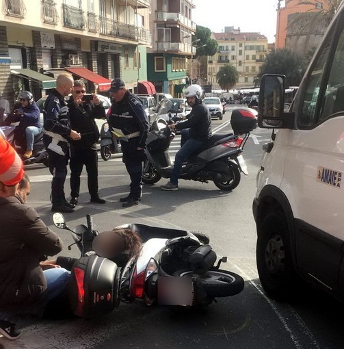 Sanremo: lieve incidente stradale alla rotonda di via Agosti e via Martiri, ferita una donna (Foto)