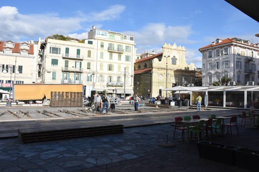 Sanremo: iniziato questa mattina il lavoro di costruzione della pista di pattinaggio in piazza Colombo (Foto)