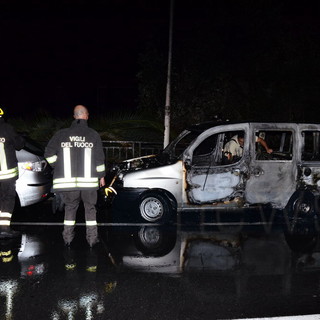 Sanremo: incendio doloso di un Fiat Doblò, i Carabinieri indagano per capire che cosa stia accadendo in via Borea