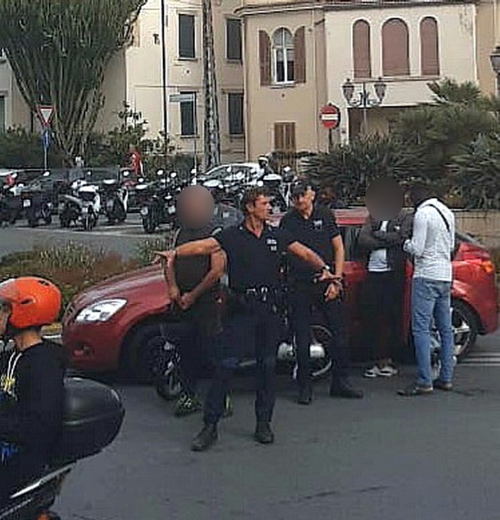 Sanremo: scontro auto-scooter all'altezza dello Zampillo, giovane portata in ospedale e traffico in tilt (Foto)