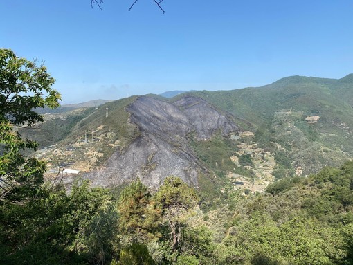 Ecco come si presenta oggi la montagna dopo l'incendio di ieri (sotto le foto dello spegnimento)