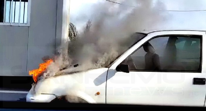 Pieve di Teco: auto a fuoco questa mattina sulla Statale 28, vettura distrutta e nessun ferito