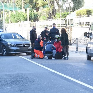 Sanremo: donna si schianta contro un'auto mentre viaggia in scooter, trasportata in ospedale (Foto)