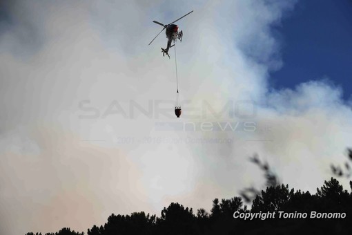 Incendio a Ceriana: in atto le operazioni di bonifica, le ultime fiamme sono state spente dall’elicottero