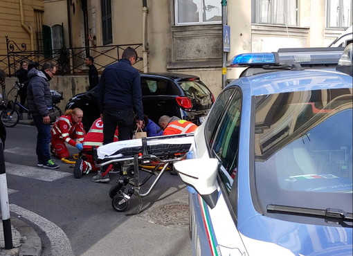 Sanremo: investimento pedonale in via Zeffiro Massa, donna portata in ospedale (Foto)