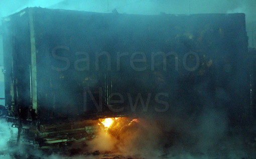 Furgone distrutto da un incendio questa notte alle 4 sulla strada verso Cipressa