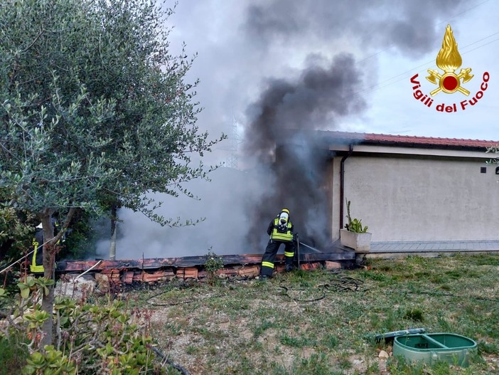 Incendio in un locale caldaia a Borgo d'Oneglia, intervengono i vigili del fuoco (Foto)