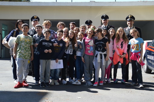 Proseguono gli incontri dei Carabinieri con le scuole di Bordighera: visita della 5a A di via Pelloux alla caserma